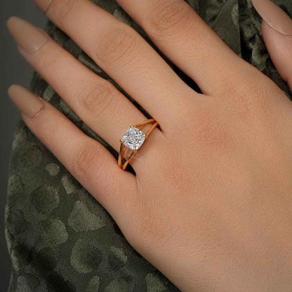 Bague solitaire en diamant moissanite taille coussin à bande fendue