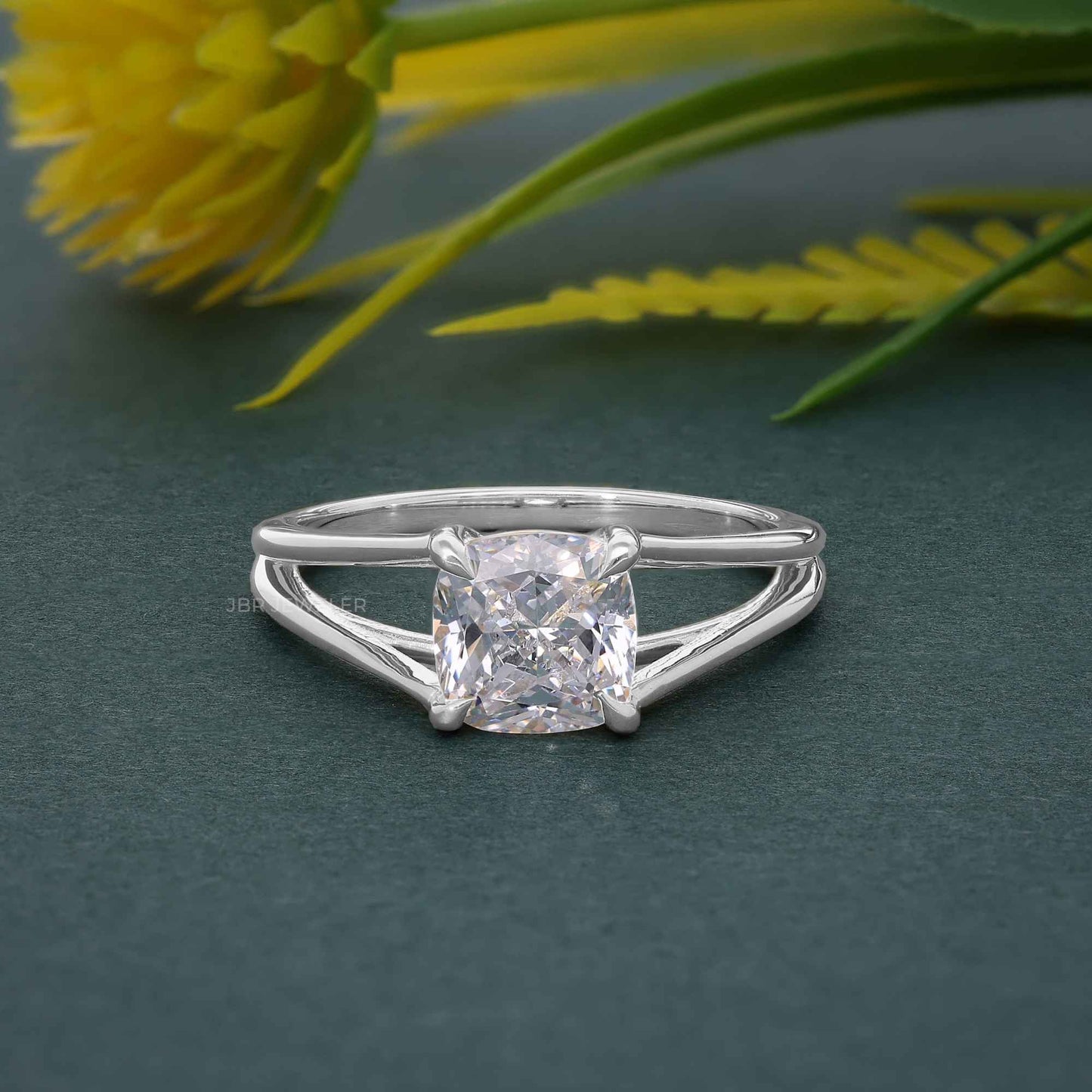 Bague solitaire à diamants cultivés en laboratoire, tige fendue, taille coussin