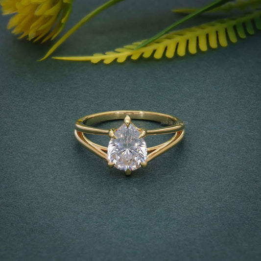 Bague solitaire diamant moissanite taille poire à bande fendue