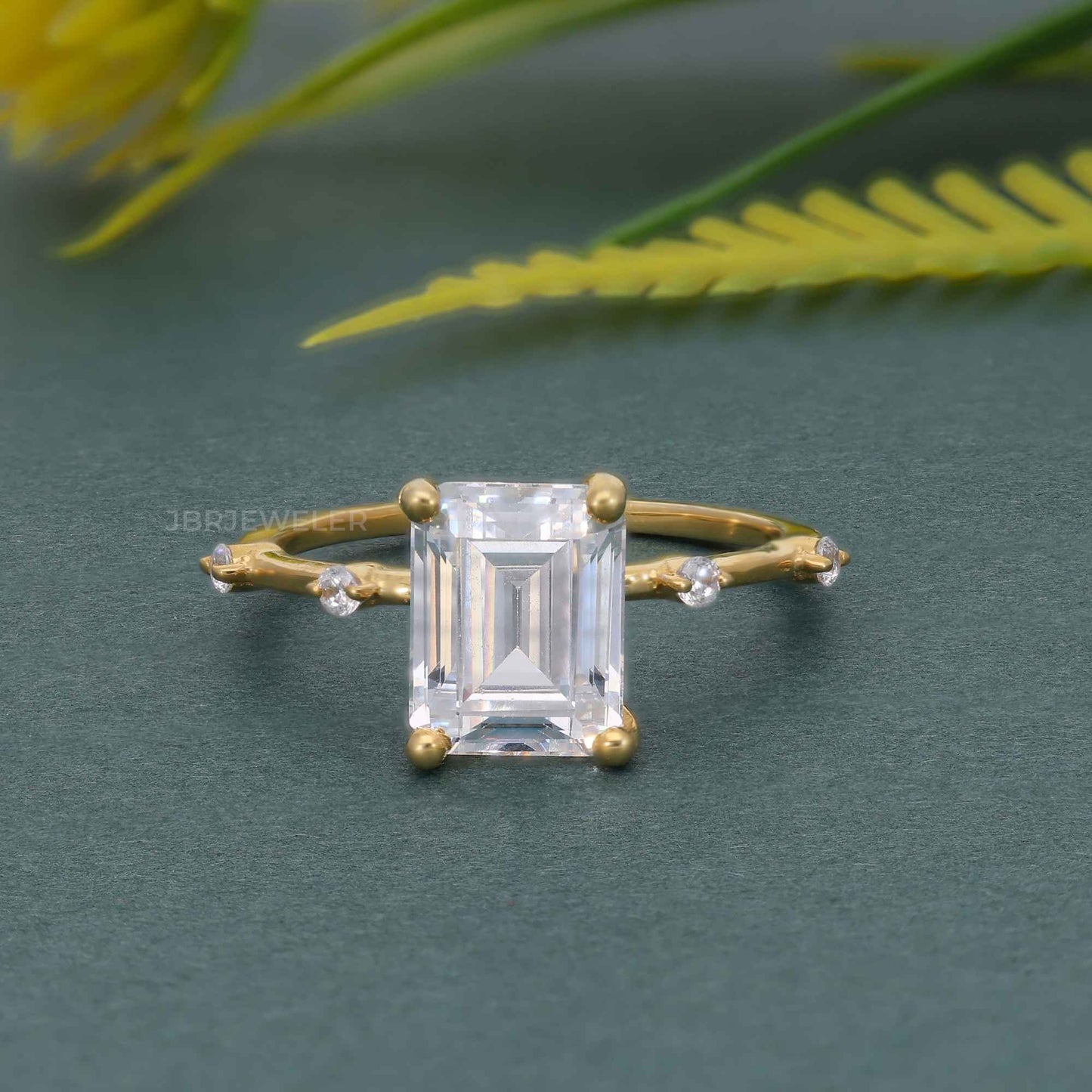 Bague de fiançailles en diamant moissanite taille émeraude à bord de couteau