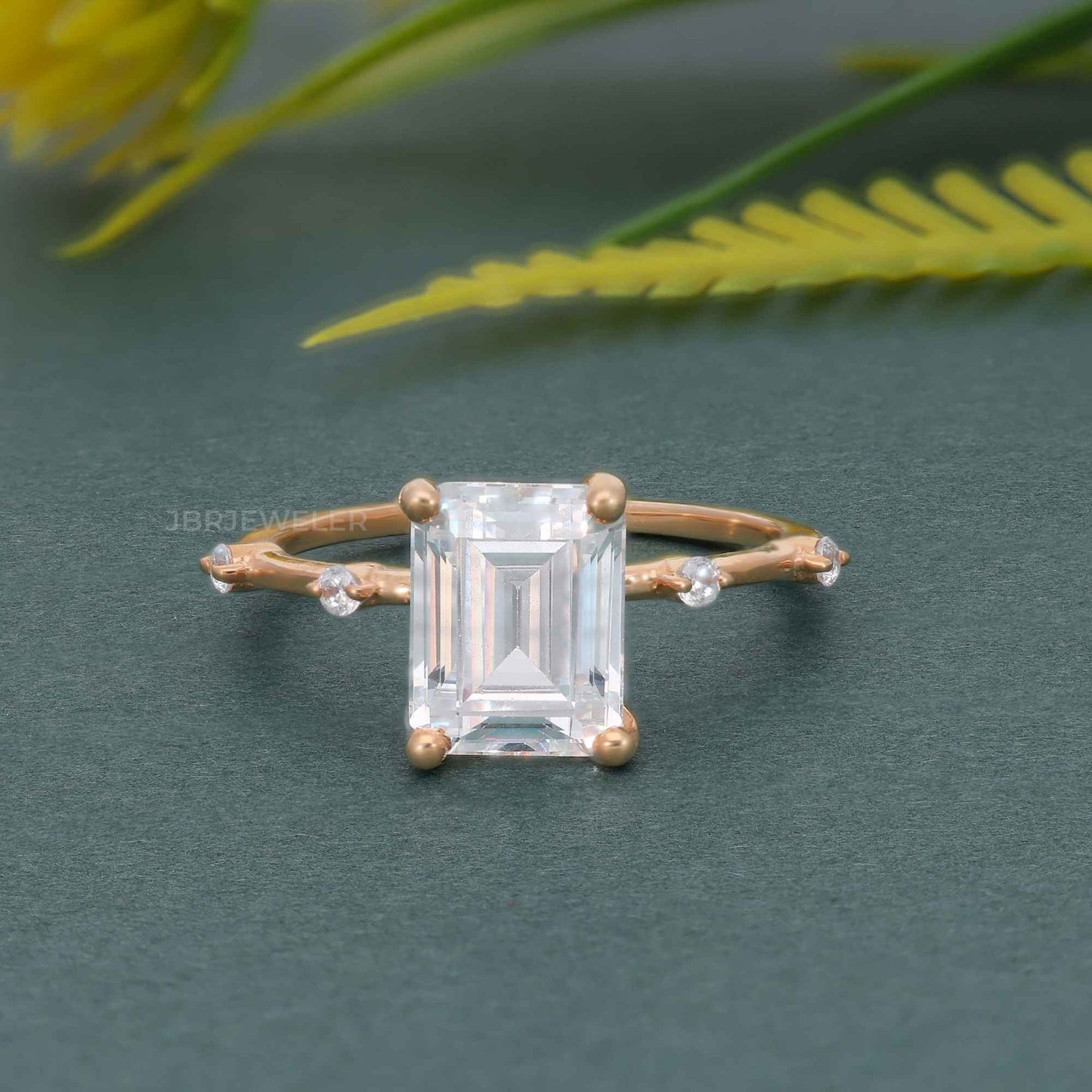 Bague de fiançailles en diamant moissanite taille émeraude à bord de couteau