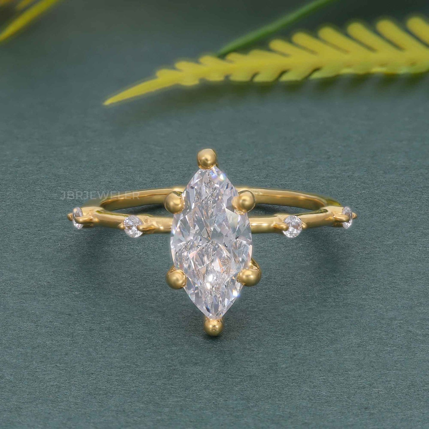 Bague de fiançailles en diamant moissanite taille marquise à bord de couteau