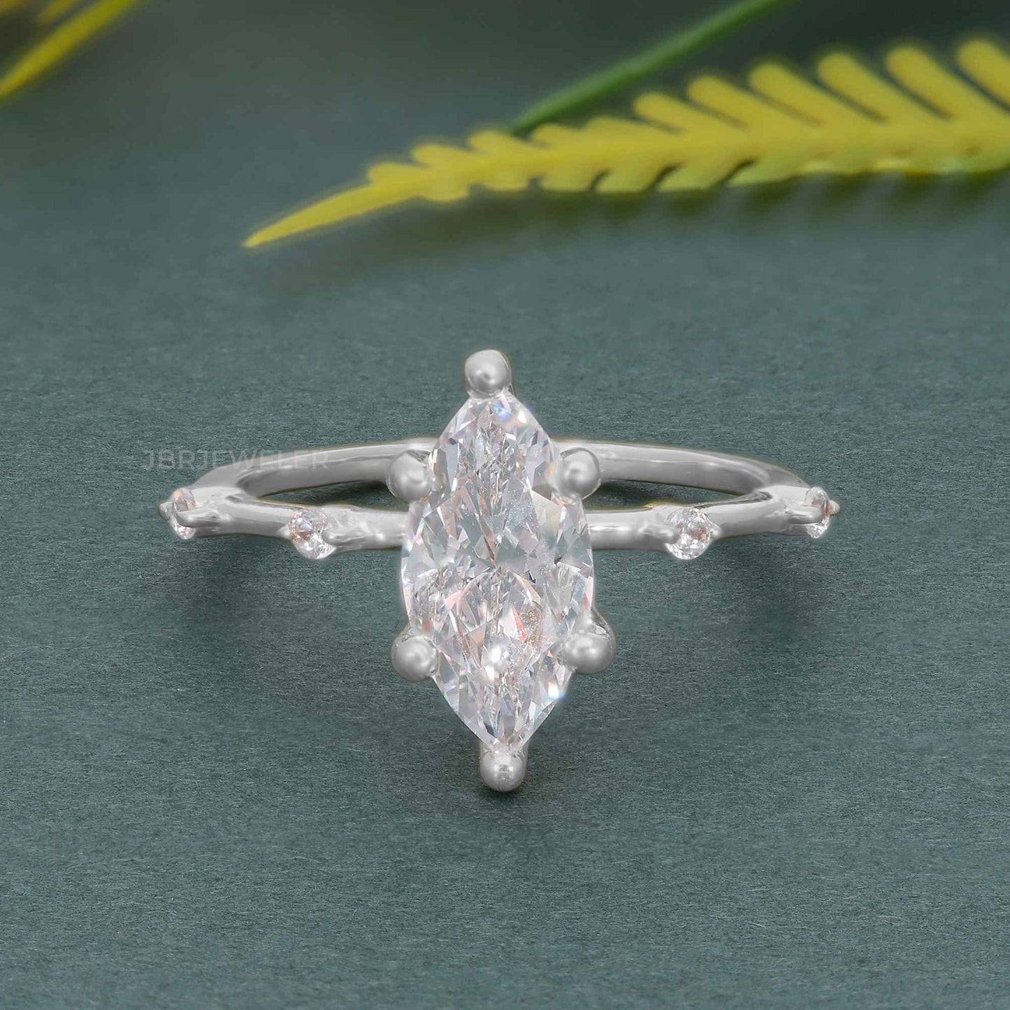 Bague de fiançailles en diamant moissanite taille marquise à bord de couteau