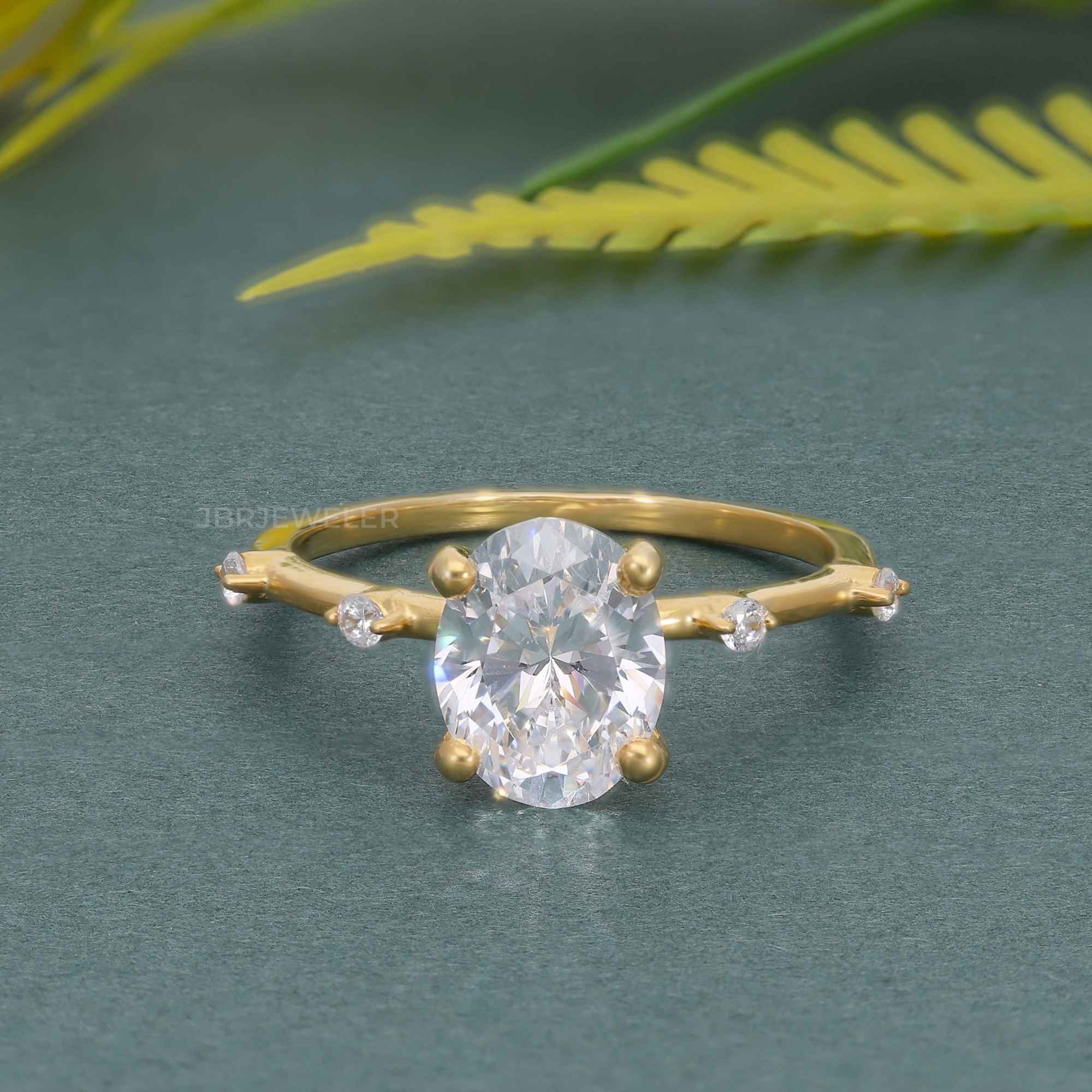 Bague de fiançailles en diamant moissanite taille ovale à bord de couteau