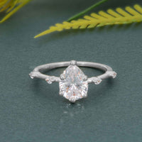 Bague de fiançailles en diamant moissanite taille poire