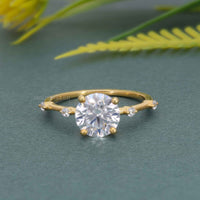 Bague de fiançailles en diamant moissanite taille ronde à bord de couteau