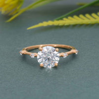 Bague de fiançailles en diamant moissanite taille ronde à bord de couteau