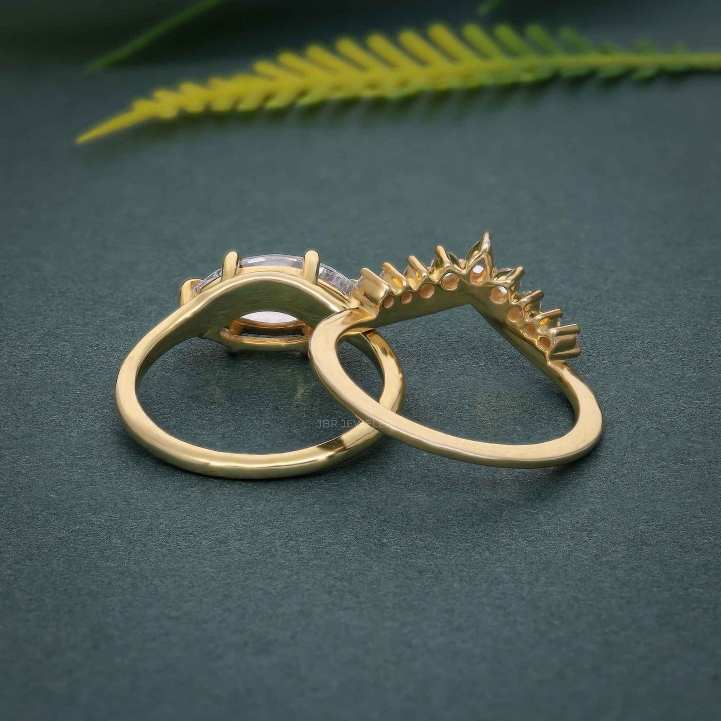 Bague de mariage en diamant taille marquise cultivée en laboratoire avec bande incurvée