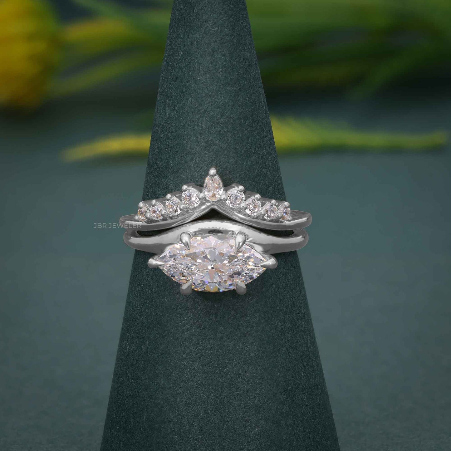 Bague de mariage en diamant taille marquise cultivée en laboratoire avec bande incurvée