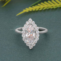 Bague de fiançailles en diamant moissanite Lotus Halo Marquise