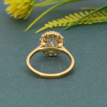 Ovaler Verlobungsring „Lotus Halo“ mit im Labor gezüchteten Diamanten