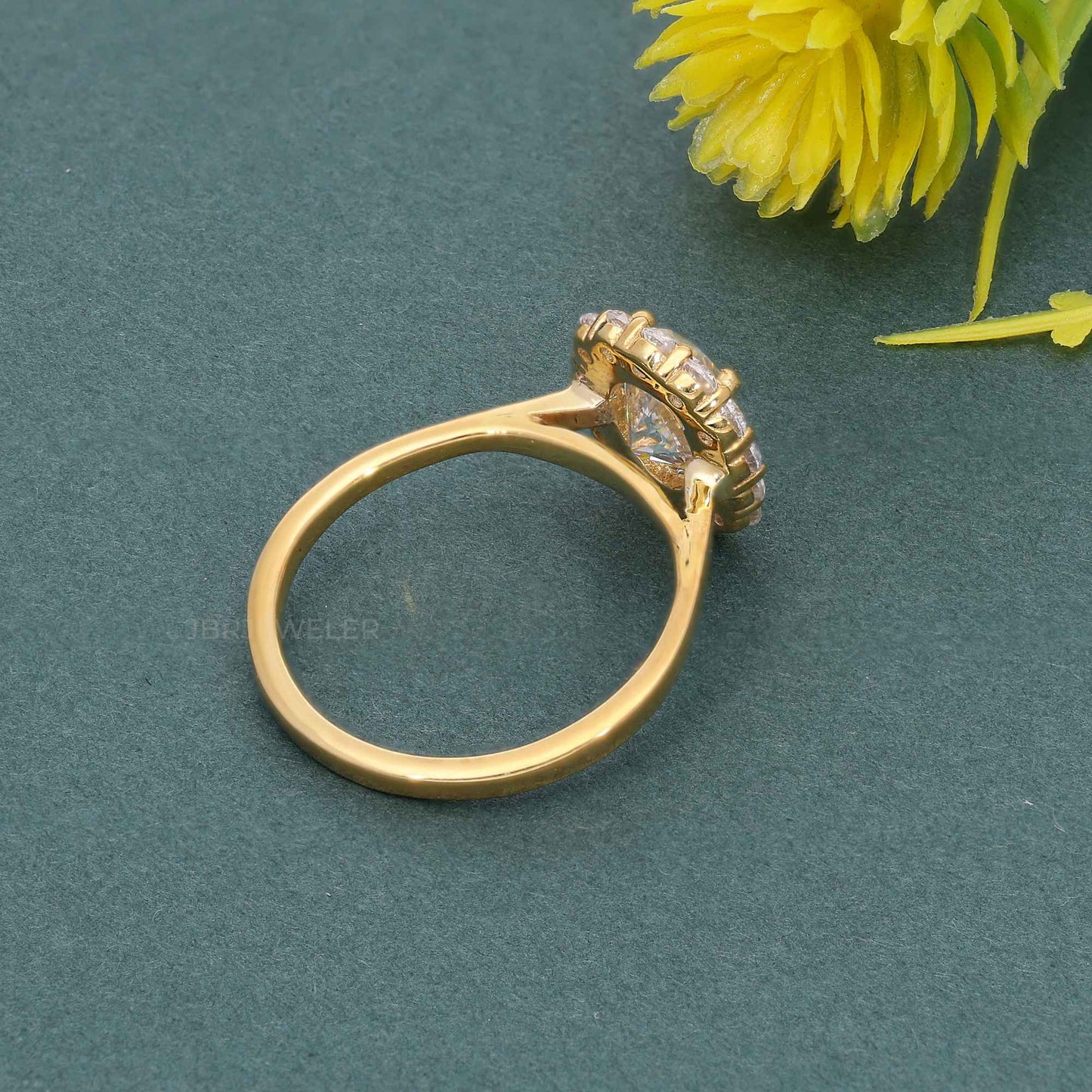 Bague de fiançailles ovale en diamant cultivé en laboratoire Lotus Halo