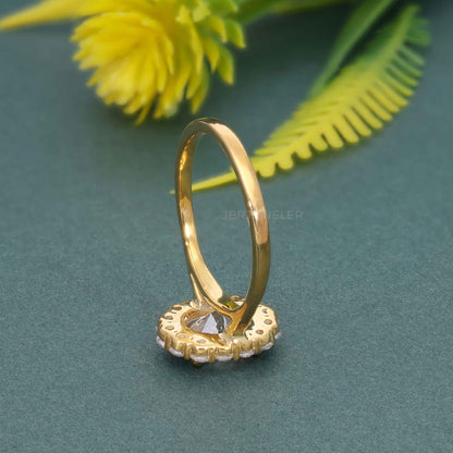 Ovaler Verlobungsring „Lotus Halo“ mit im Labor gezüchteten Diamanten