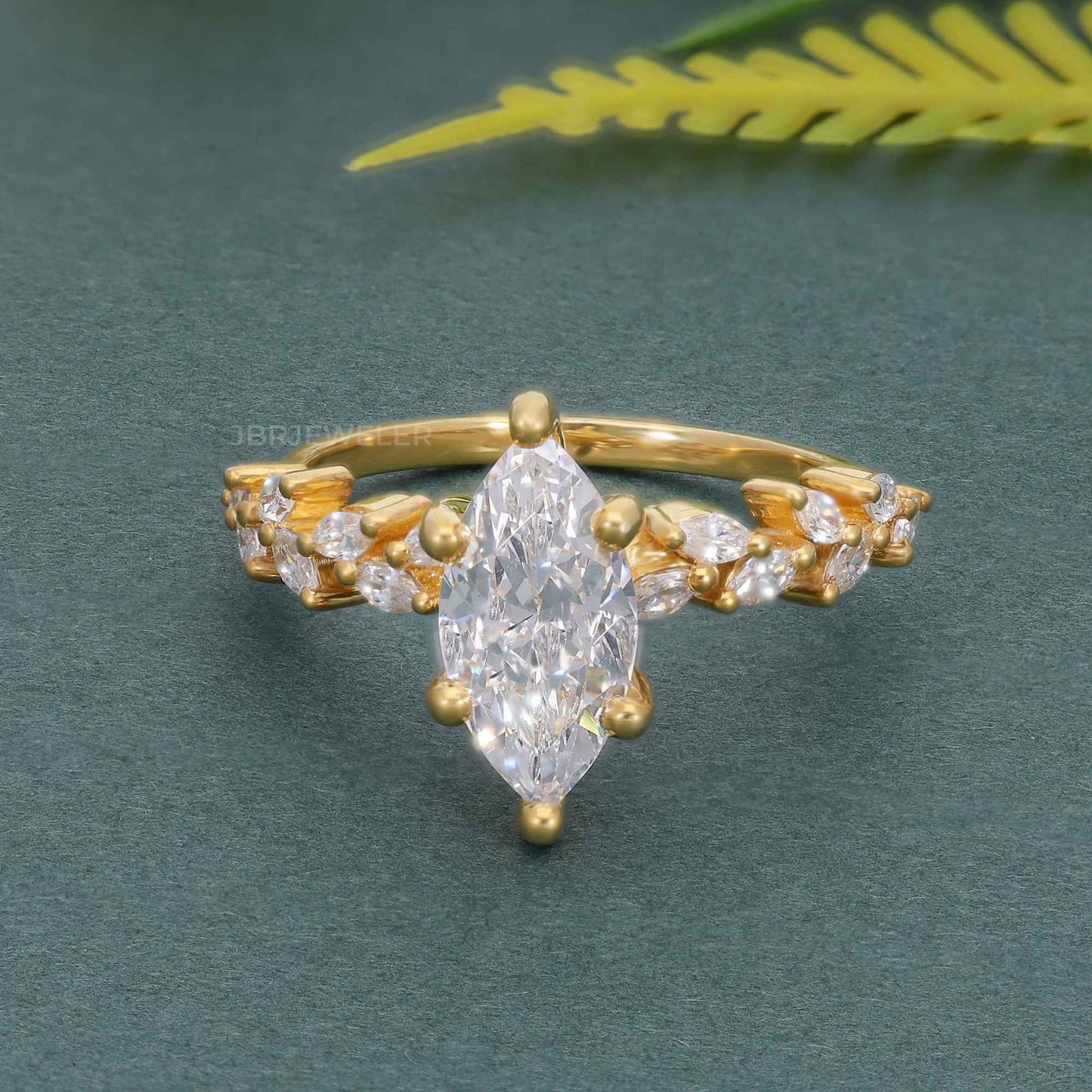 Bague de fiançailles en diamant Marquise Moissanite avec pierre d'accent