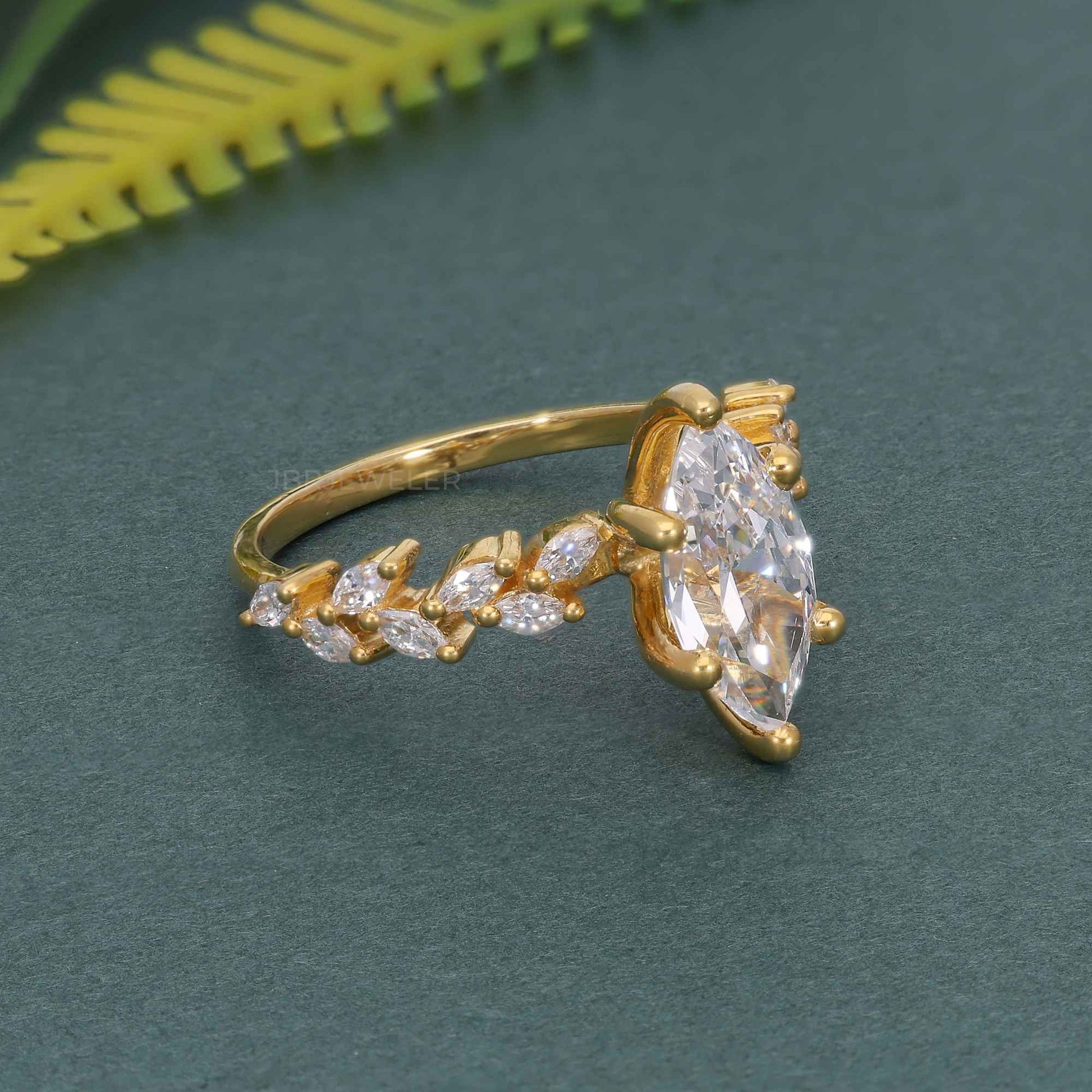 Bague de fiançailles en diamants cultivés en laboratoire Marquise avec pierre d'accent