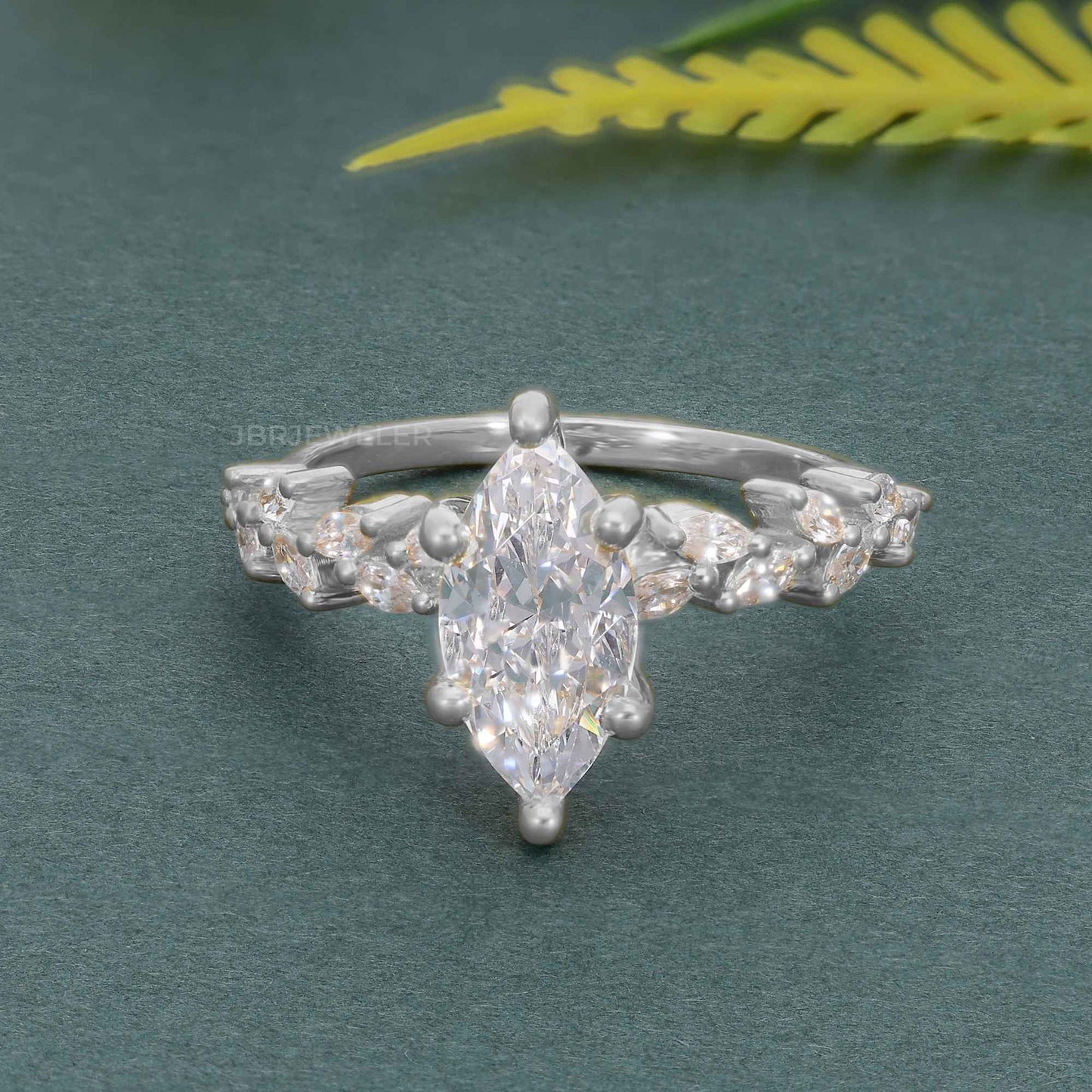 Bague de fiançailles en diamants cultivés en laboratoire Marquise avec pierre d'accent