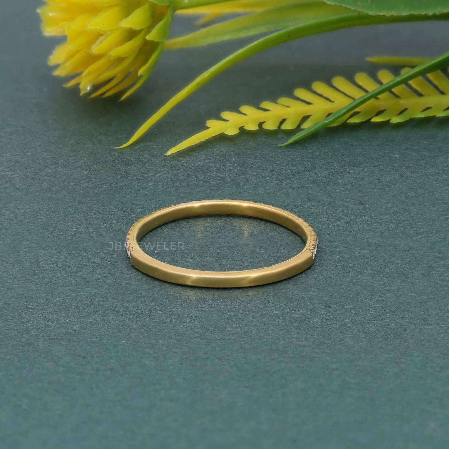 Zierlicher, im Labor gezüchteter Eternity-Ring mit Mikropavé