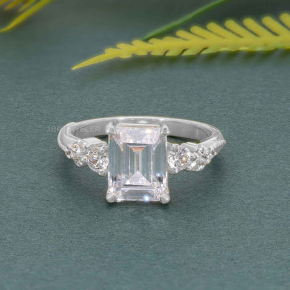 Bague de fiançailles en diamant cultivé en laboratoire Milgrain à trois pierres émeraude