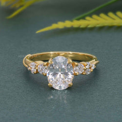 Bague de fiançailles en diamant cultivé en laboratoire ovale à trois pierres Milgrain