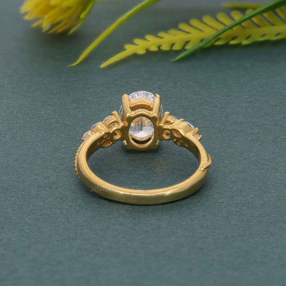 Bague de fiançailles en diamant cultivé en laboratoire ovale à trois pierres Milgrain