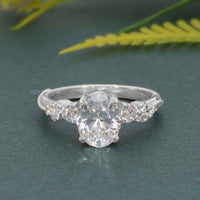 Bague de fiançailles en diamant moissanite ovale à trois pierres Milgrain