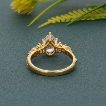 Bague de fiançailles en diamant cultivé en laboratoire et poire à trois pierres Milgrain