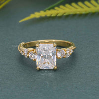 Bague de fiançailles en diamant moissanite radiant à trois pierres Milgrain