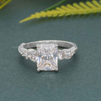 Bague de fiançailles en diamant moissanite radiant à trois pierres Milgrain