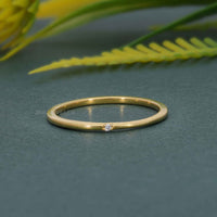 Bague de mariage minimaliste en diamant moissanite simple et mince