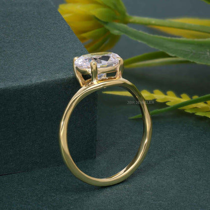 Bague de fiançailles moissanite ovale horizontale incurvée