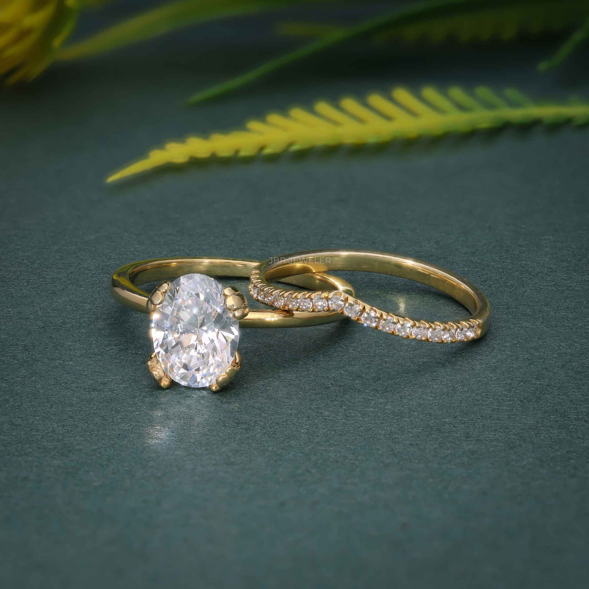 Bague de fiançailles solitaire en diamant taille ovale sertie d'un anneau incurvé assorti
