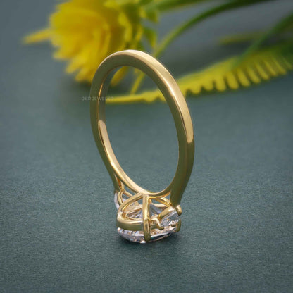 Bague en diamant de robe de laboratoire ovale à trois pierres avec poire en pierre latérale