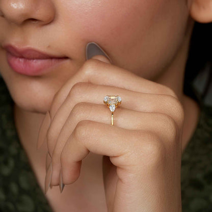 Bague en diamant de robe de laboratoire ovale à trois pierres avec poire en pierre latérale