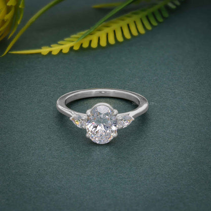 Bague de fiançailles moissanite ovale à trois pierres avec poire en pierre latérale