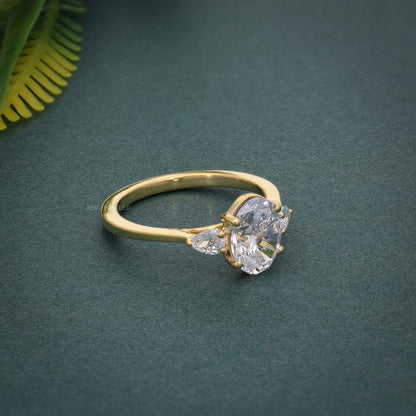 Bague en diamant de robe de laboratoire ovale à trois pierres avec poire en pierre latérale