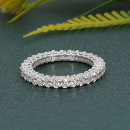 Alliance d'éternité en diamant moissanite taille ovale