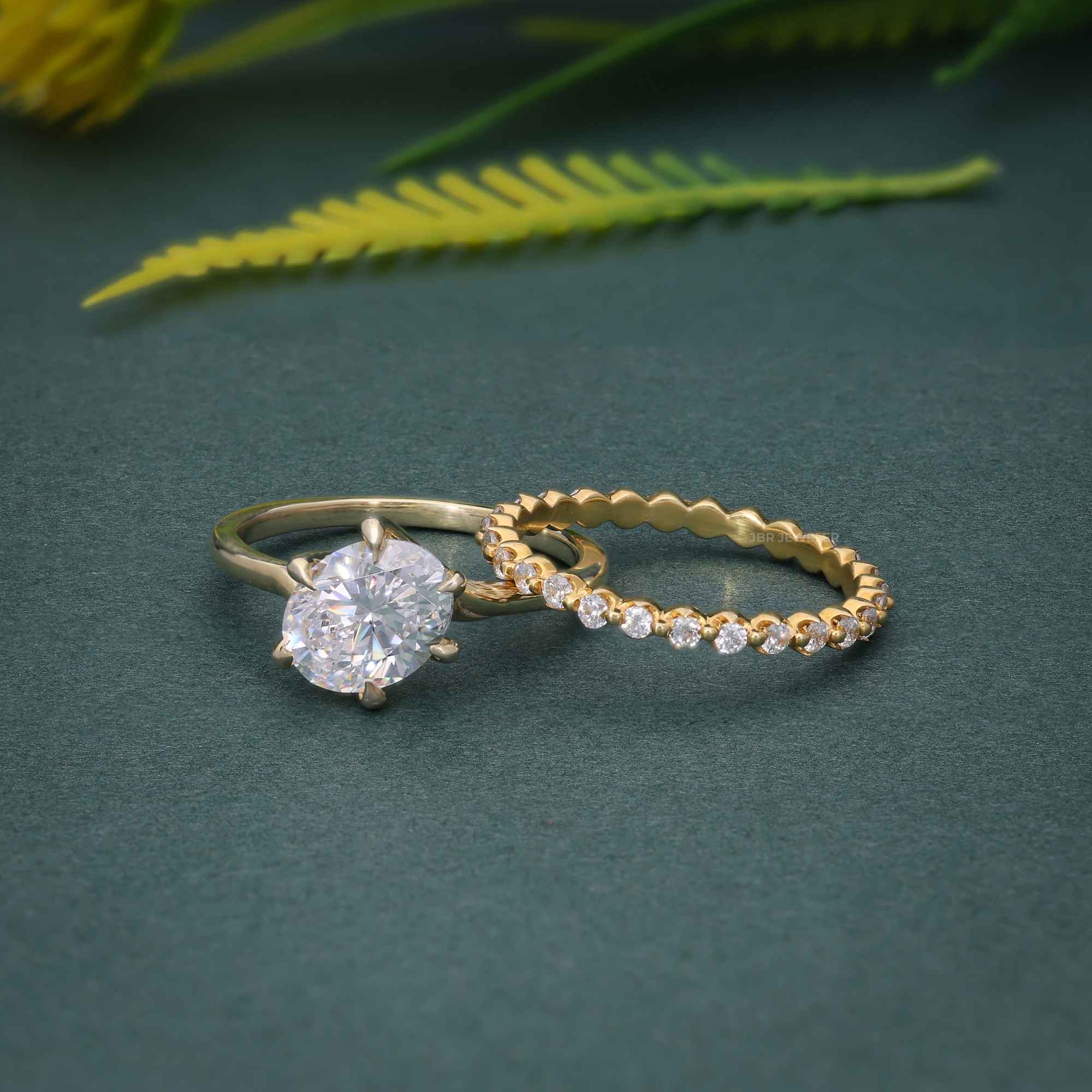 Bague en diamant cultivé en laboratoire de coupe ovale avec ensembles de mariée à bande d'éternité complète