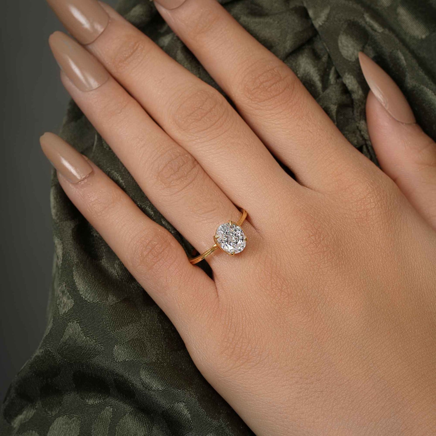 Bague solitaire en diamants cultivés en laboratoire taille ovale Silhouette