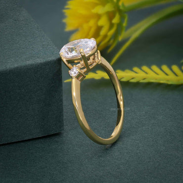 Bague de fiançailles moissanite taille ovale à trois pierres