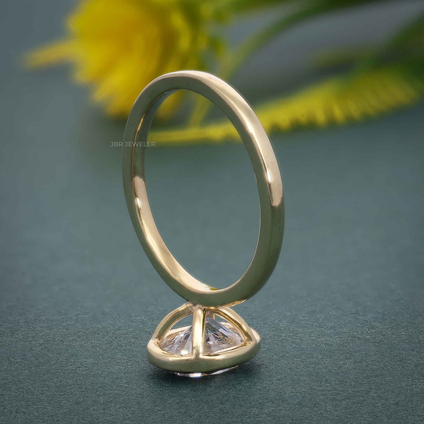 Bague de fiançailles ovale en diamants cultivés en laboratoire, sertie d'une lunette classique