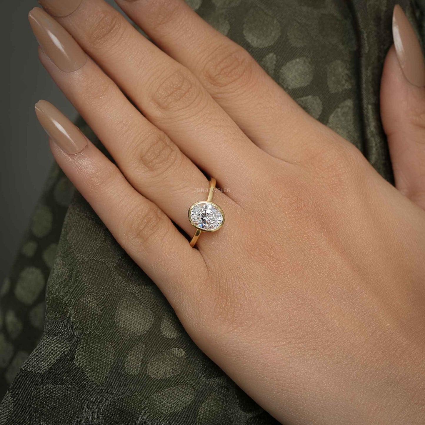 Bague de fiançailles ovale en diamants cultivés en laboratoire, sertie d'une lunette classique