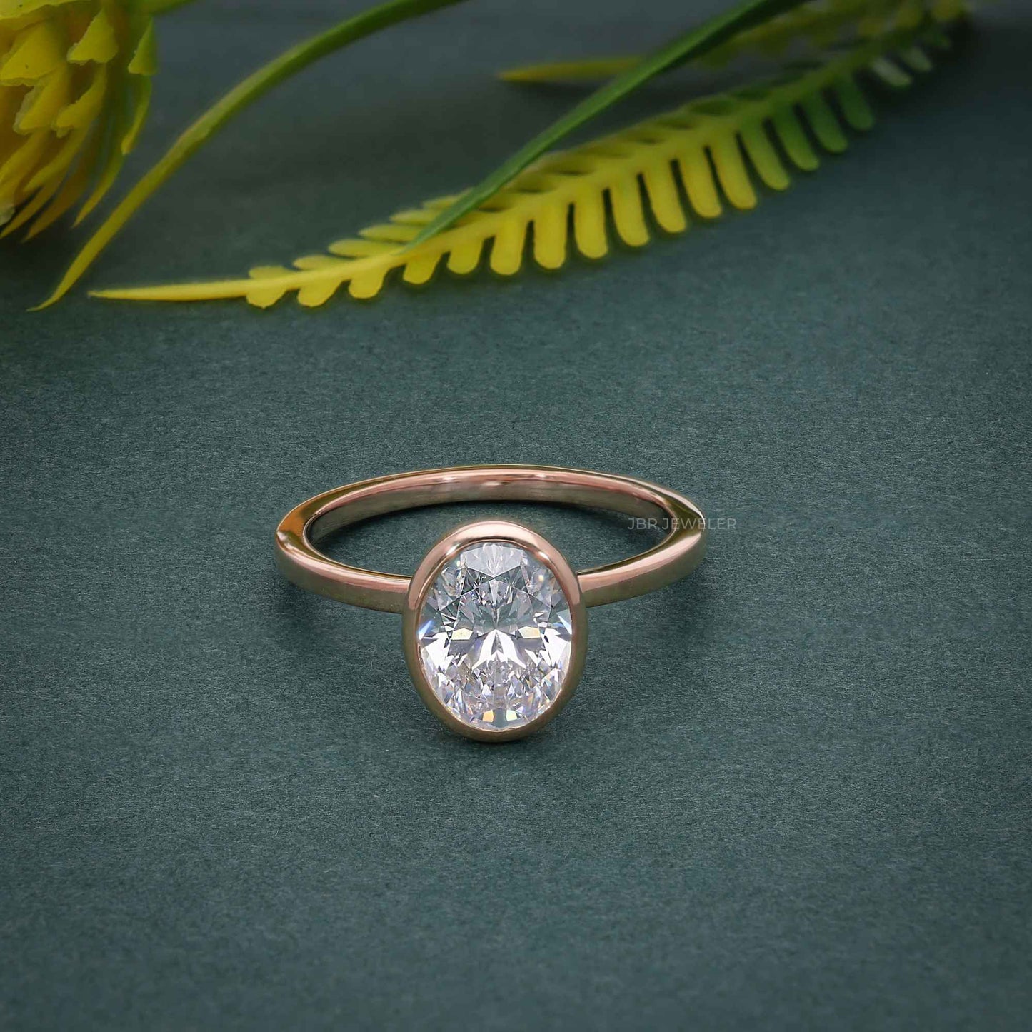 Bague de fiançailles en diamant moissanite ovale sertie d'une lunette classique