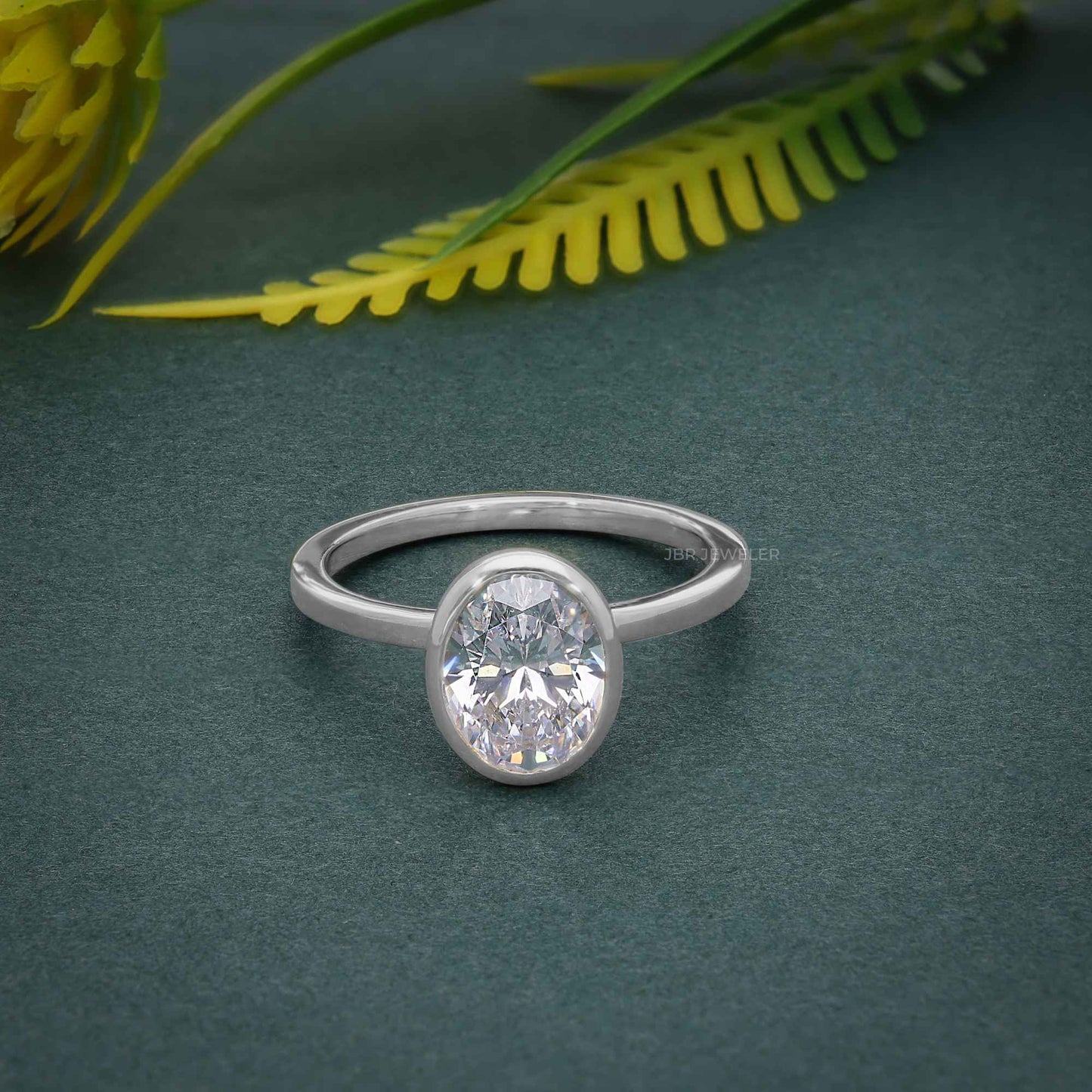 Bague de fiançailles ovale en diamants cultivés en laboratoire, sertie d'une lunette classique