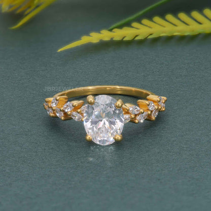 Bague de fiançailles ovale en diamant moissanite avec accent marquise