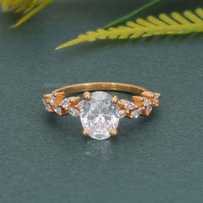 Bague de fiançailles ovale en diamant cultivé en laboratoire avec accent marquise