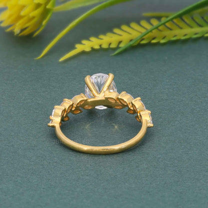 Bague de fiançailles ovale en diamant cultivé en laboratoire avec accent marquise