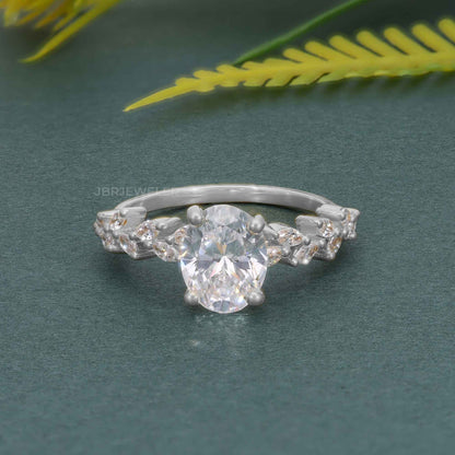 Bague de fiançailles ovale en diamant cultivé en laboratoire avec accent marquise