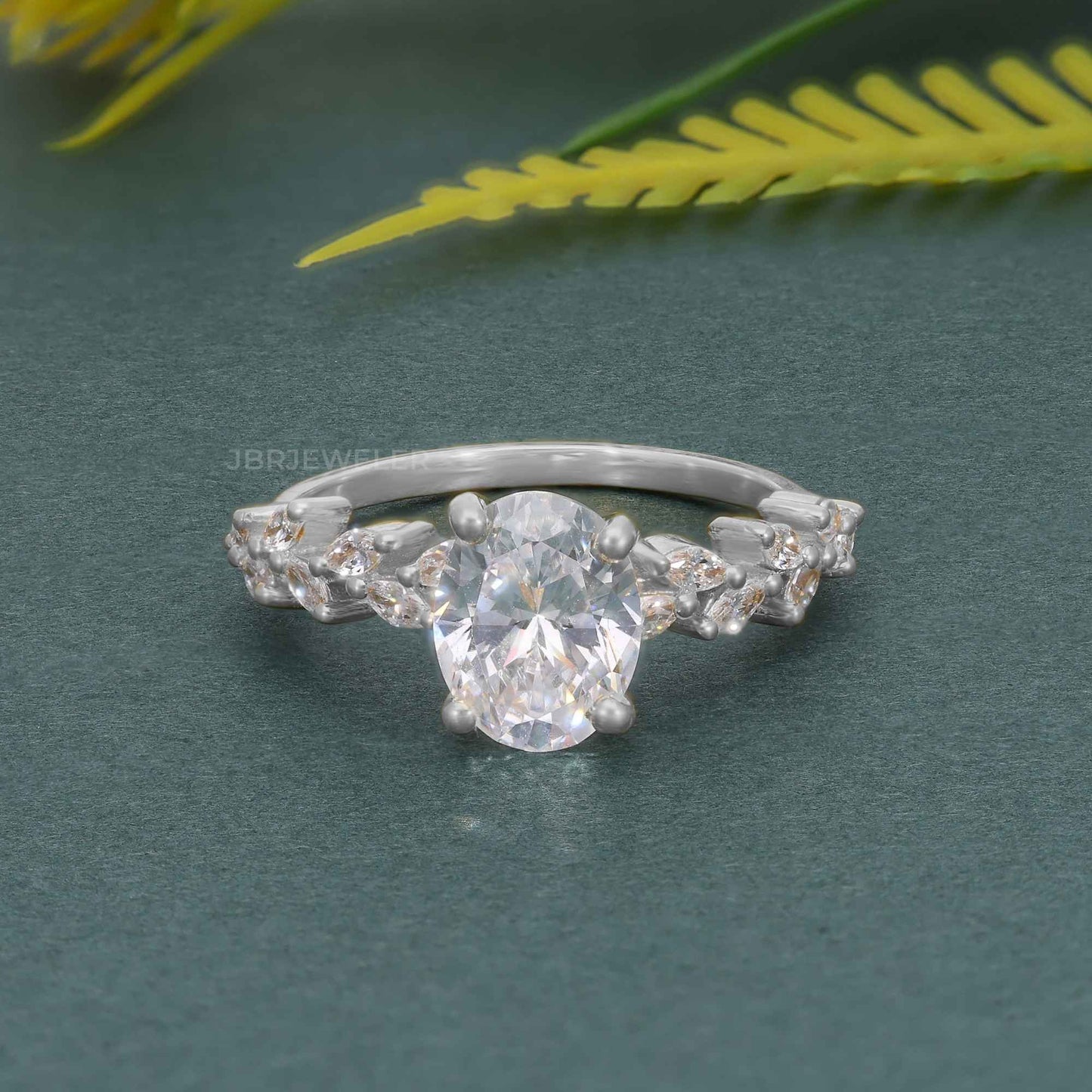 Ovaler Moissanit-Diamant-Verlobungsring mit Marquise-Akzent