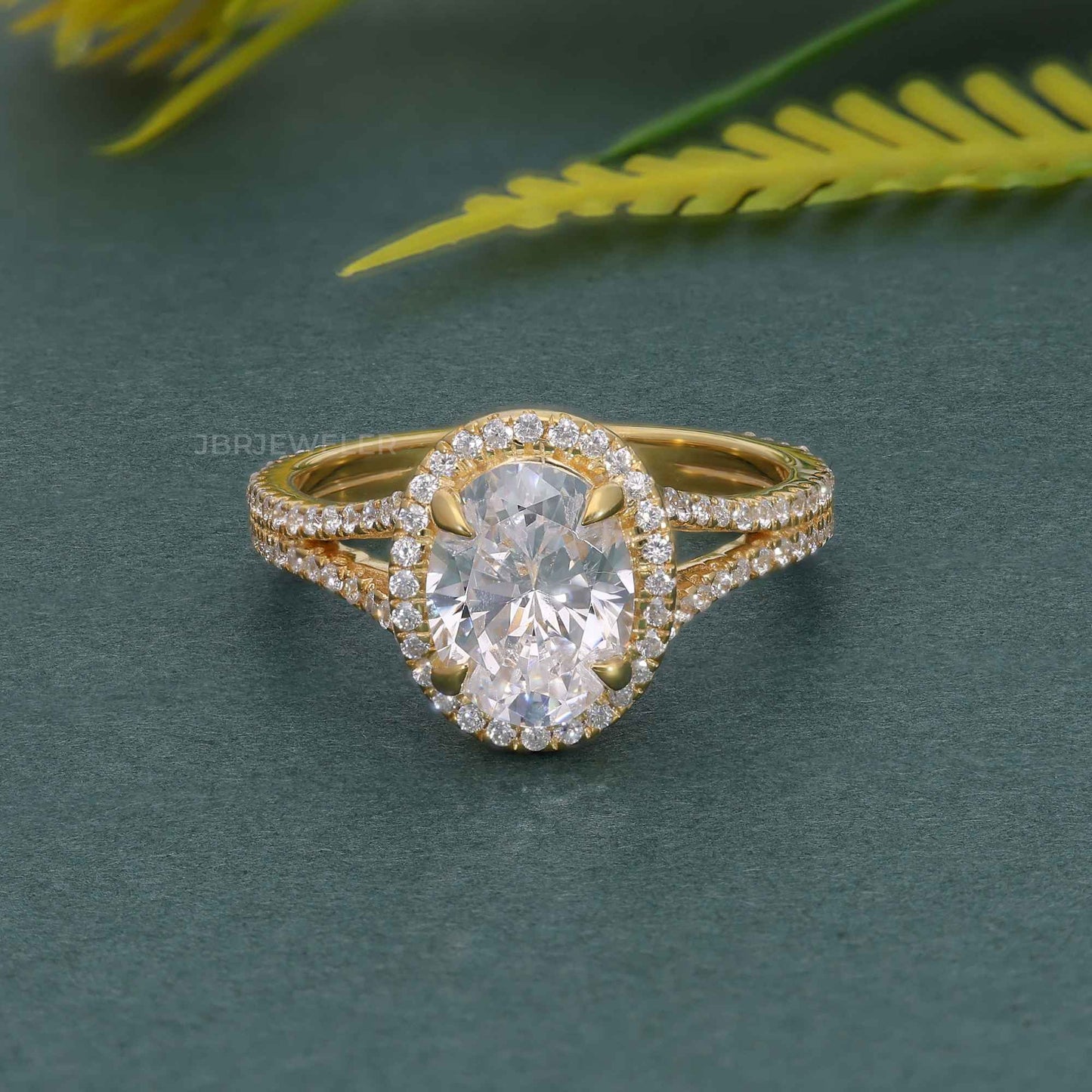 Bague de fiançailles ovale en diamant moissanite à tige fendue et halo