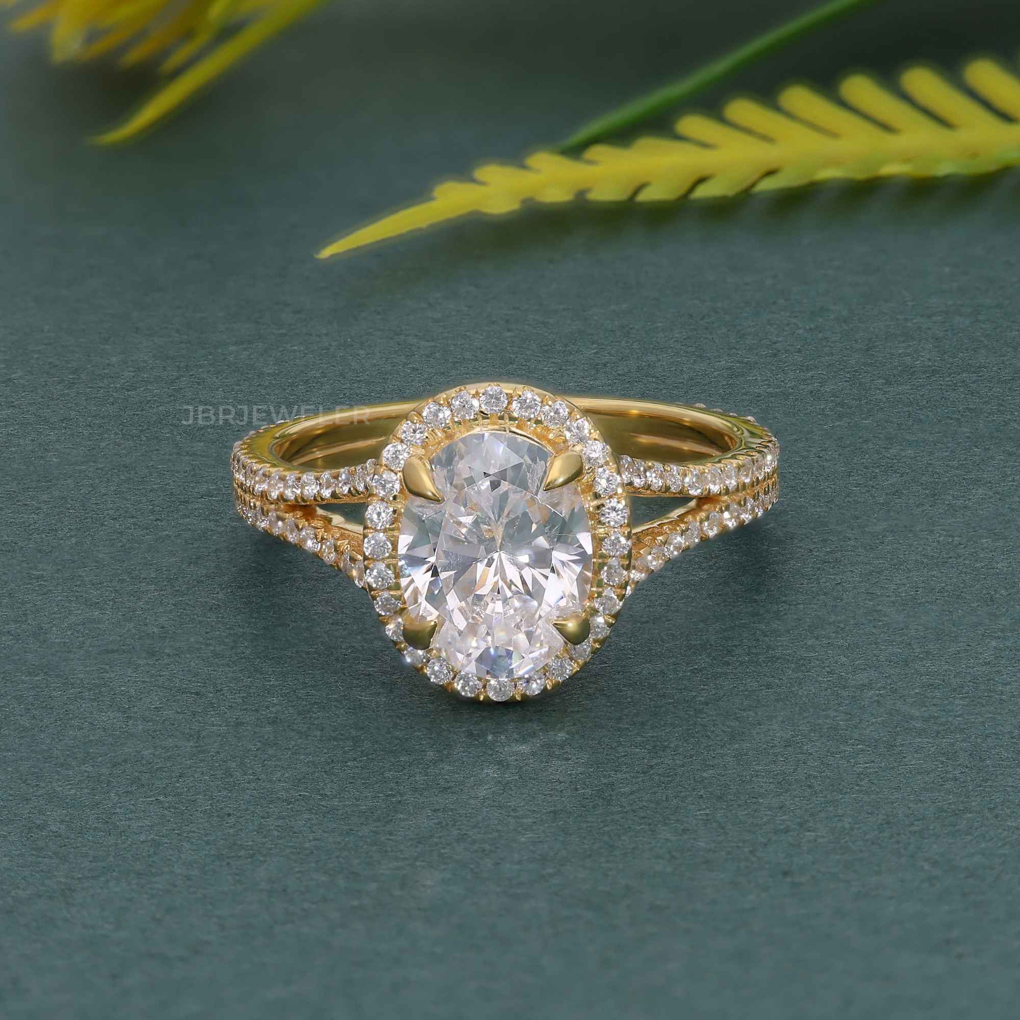 Bague de fiançailles ovale en diamant moissanite à tige fendue et halo